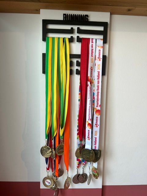 Detailfoto van de wandbevestiging van het medaillerek